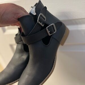 Super stylish confy ankle booties Never been worn a little damage